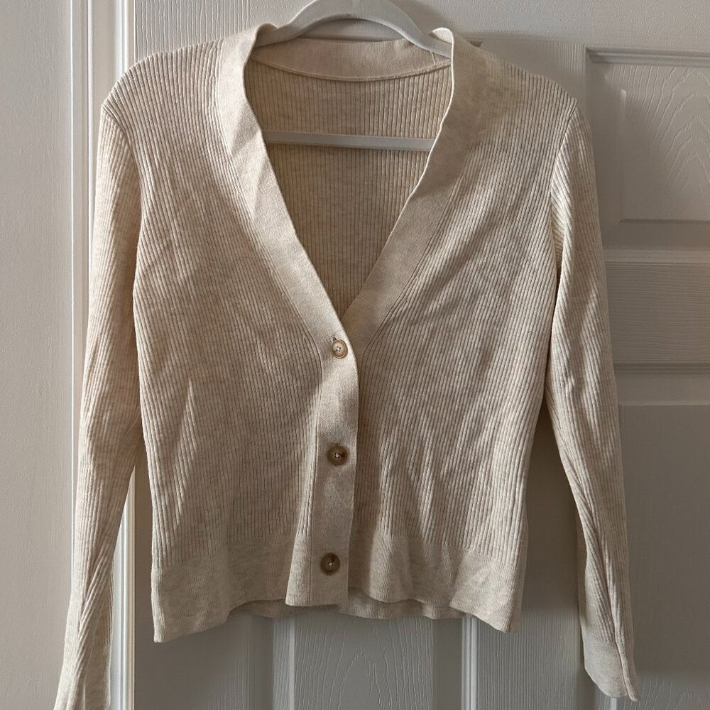 3/$15 🟣 Uniqlo cream cardigan, size small